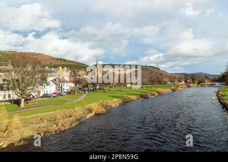 La rivière Tweed traversant Peebles aux frontières écossaises. Banque D'Images