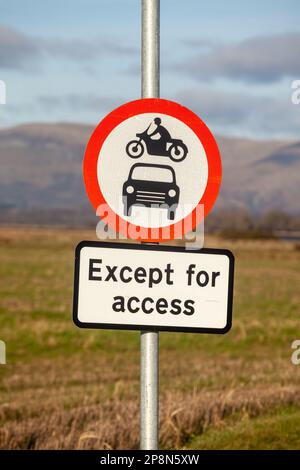 Aucun autocollant de sécurité routière pour véhicules automobiles. Ce panneau signifie que vous ne devez pas conduire un véhicule à moteur sur une route où il est affiché Banque D'Images