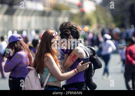 8 mars 2023, Ciudad de México, Ciudad de México, Mexique : des centaines de femmes et divers groupes féministes ont défilé à l'occasion de la Journée internationale de la femme. Les différents groupes se sont rassemblés sur la place principale de la capitale où ils ont manifesté et ont été attaqués à plusieurs reprises par la police avec des gaz lacrymogènes, mais cela ne les a pas empêché de poursuivre la manifestation, au contraire, les a encouragés à poursuivre la lutte. (Credit image: © Luis Salgado/Pacific Press via ZUMA Press Wire) USAGE ÉDITORIAL SEULEMENT! Non destiné À un usage commercial ! Banque D'Images