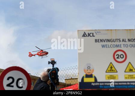 Un hélicoptère survole la société Iberpotasse, qui fait partie de l'accident de la mine qui a tué 3 personnes, dont 2 étudiants. À la mine Iberpotasse de Suria, trois personnes sont mortes à une profondeur de 900 mètres après un glissement de terrain. Deux d'entre eux étaient des étudiants en maîtrise à l'Escola Politècnica Superior d'Enginyeria de Manresa. Banque D'Images