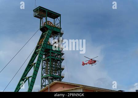 Un hélicoptère survole la société Iberpotasse, qui fait partie de l'accident de la mine qui a tué 3 personnes, dont 2 étudiants. À la mine Iberpotasse de Suria, trois personnes sont mortes à une profondeur de 900 mètres après un glissement de terrain. Deux d'entre eux étaient des étudiants en maîtrise à l'Escola Politècnica Superior d'Enginyeria de Manresa. Banque D'Images