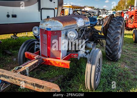 Fort Meade, FL - 26 février 2022 : vue d'angle avant à haute perspective d'un tracteur utilitaire Massey Ferguson modèle TO-30 1952 lors d'un salon de tracteurs local. Banque D'Images