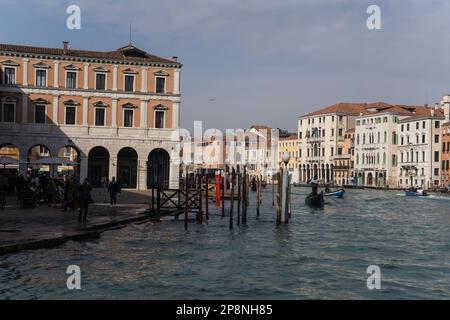 Grand Canal près du marché aux poissons de Venise, Italie Banque D'Images