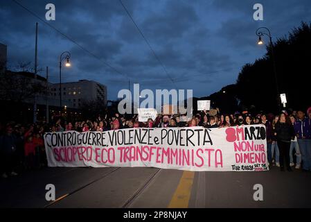 Rome, Italie. 08th mars 2023. Les manifestants défilent avec une bannière exprimant leur opinion, lors de la marche des femmes pour célébrer la Journée internationale de la femme à Rome. Les gens affichaient des écriteaux et des bannières exigeant et soutenant les droits des femmes. Crédit : SOPA Images Limited/Alamy Live News Banque D'Images