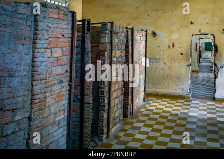 Des cellules et des portes de construction rugueuses ont percé des murs de béton reliant d'anciennes salles de classe dans la célèbre torture et génocide de Tuol Sleng S-21 Banque D'Images