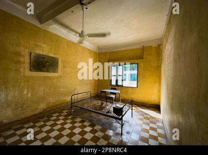 Un bâti de lit en acier dans une cellule de torture converti d'une ancienne classe scolaire dans le musée de la torture et du génocide de Tuol Sleng ou S-21 à Phnom Penh, Cambo Banque D'Images