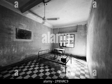 Un bâti de lit en acier dans une cellule de torture converti d'une ancienne classe scolaire dans le musée de la torture et du génocide de Tuol Sleng ou S-21 Phnom Penh, au Cambodge Banque D'Images