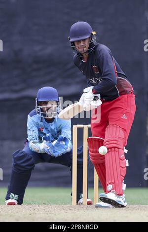 Raag Kapur de HKCC (chemise noire) et Khan Akbar de l'USRC (à droite), Umar Mohammad (à gauche) en action pendant la première ligue de Gencor : USRC v HKCC au Hong Kong Cricket Club de Tai Tam. 05FEB23 SCMP/Edmond SO Banque D'Images