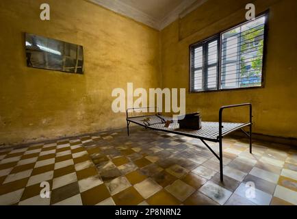 Un bâti de lit en acier dans une cellule de torture converti d'une ancienne classe scolaire dans le musée de la torture et du génocide de Tuol Sleng ou S-21 à Phnom Penh, Cambo Banque D'Images