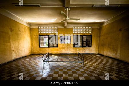 Un bâti de lit en acier dans une cellule de torture converti d'une ancienne classe scolaire dans le musée de la torture et du génocide de Tuol Sleng ou S-21 Phnom Penh, au Cambodge Banque D'Images