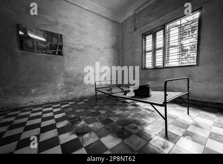 Un bâti de lit en acier dans une cellule de torture converti d'une ancienne classe scolaire à Tuol Sleng ou S-21 musée de la torture et du génocide à Phnom Penh, au Cambodge Banque D'Images