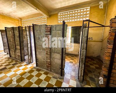 Des cellules grossières ont été construites dans une ancienne salle de classe du célèbre musée de la prison de torture et de génocide Tuol Sleng S-21 à Phnom Penh, au Cambodge. Plus de 18 000 Banque D'Images