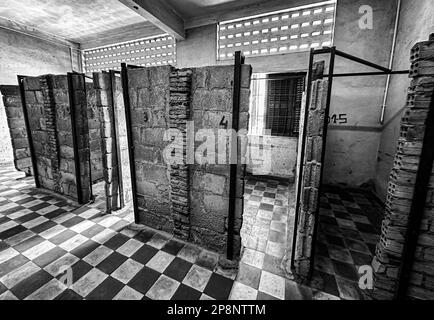 Des cellules grossières ont été construites dans une ancienne salle de classe du célèbre musée de la prison de torture et de génocide Tuol Sleng S-21 à Phnom Penh, au Cambodge. Plus de 18 000 Banque D'Images