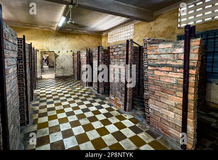 Des cellules et des portes de construction grossière ont frappé des murs en béton reliant d'anciennes salles de classe dans le célèbre camp de torture et de mort de Tuol Sleng S-21 Banque D'Images