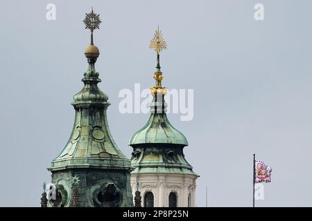 Prague, République tchèque. 09th mars 2023. La norme présidentielle (drapeau) survole le château de Prague le jour de l'inauguration du nouveau président tchèque Peter Pavel, sur 9 mars 2023, à Prague, en République tchèque. Au premier plan est vu St. Église Nicholas. Crédit: Miroslav Chaloupka/CTK photo/Alamy Live News Banque D'Images