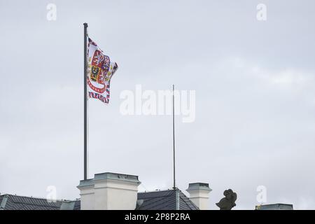 Prague, République tchèque. 09th mars 2023. La norme présidentielle (drapeau) survole le château de Prague le jour de l'inauguration du nouveau président tchèque Peter Pavel, sur 9 mars 2023, à Prague, en République tchèque. Crédit : Josef Vostarek/CTK photo/Alay Live News Banque D'Images