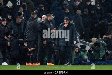 Londres, Royaume-Uni. 08th mars 2023. Antonio Conte, le directeur de Tottenham Hotspur s'occupe après avoir félicité Stefano Pioli, le directeur de l'AC Milan. Championnat de l'UEFA Champions de 16, match de 2nd jambes, Tottenham Hotspur v Milan au stade Tottenham Hotspur de Londres, le mercredi 8th mars 2023. Cette image ne peut être utilisée qu'à des fins éditoriales. Usage éditorial uniquement. photo par Sandra Mailer/Andrew Orchard sports photographie/Alamy Live News crédit: Andrew Orchard sports photographie/Alamy Live News Banque D'Images