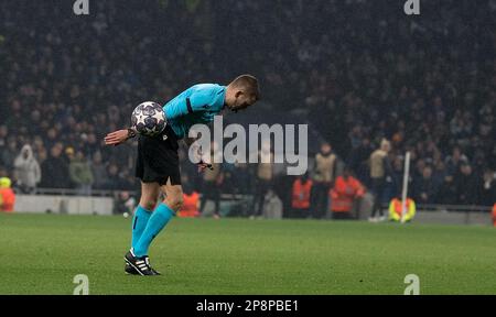 Londres, Royaume-Uni. 08th mars 2023. Une croix de Sandro Tonali de l'AC Milan (pas dans pic) frappe le bras de l'arbitre français Clément Turpin . Championnat de l'UEFA Champions de 16, match de 2nd jambes, Tottenham Hotspur v Milan au stade Tottenham Hotspur de Londres, le mercredi 8th mars 2023. Cette image ne peut être utilisée qu'à des fins éditoriales. Usage éditorial uniquement. photo par Sandra Mailer/Andrew Orchard sports photographie/Alamy Live News crédit: Andrew Orchard sports photographie/Alamy Live News Banque D'Images