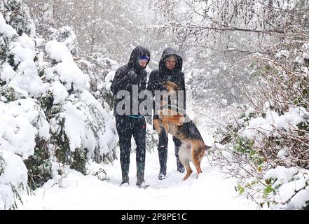 Sylvia Ferguson et son fils Sam (à gauche) marchent avec leur chien Jasper dans les montagnes de Dublin suite à de fortes chutes de neige. Des avertissements d'état de neige/glace orange ont été mis en place pour de grandes parties de la République d'Irlande, car le prévisionniste national a amélioré les alertes en raison de mauvaises conditions météorologiques. Date de la photo: Jeudi 9 mars 2023. Banque D'Images