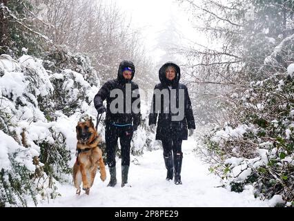 Sylvia Ferguson et son fils Sam (à gauche) marchent avec leur chien Jasper dans les montagnes de Dublin suite à de fortes chutes de neige. Des avertissements d'état de neige/glace orange ont été mis en place pour de grandes parties de la République d'Irlande, car le prévisionniste national a amélioré les alertes en raison de mauvaises conditions météorologiques. Date de la photo: Jeudi 9 mars 2023. Banque D'Images