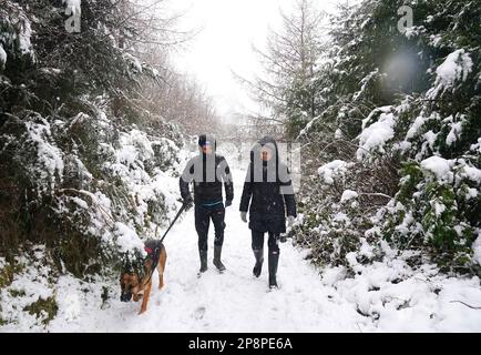 Sylvia Ferguson et son fils Sam (à gauche) marchent avec leur chien Jasper dans les montagnes de Dublin suite à de fortes chutes de neige. Des avertissements d'état de neige/glace orange ont été mis en place pour de grandes parties de la République d'Irlande, car le prévisionniste national a amélioré les alertes en raison de mauvaises conditions météorologiques. Date de la photo: Jeudi 9 mars 2023. Banque D'Images