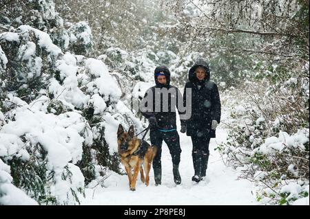 Sylvia Ferguson et son fils Sam (à gauche) marchent avec leur chien Jasper dans les montagnes de Dublin suite à de fortes chutes de neige. Des avertissements d'état de neige/glace orange ont été mis en place pour de grandes parties de la République d'Irlande, car le prévisionniste national a amélioré les alertes en raison de mauvaises conditions météorologiques. Date de la photo: Jeudi 9 mars 2023. Banque D'Images