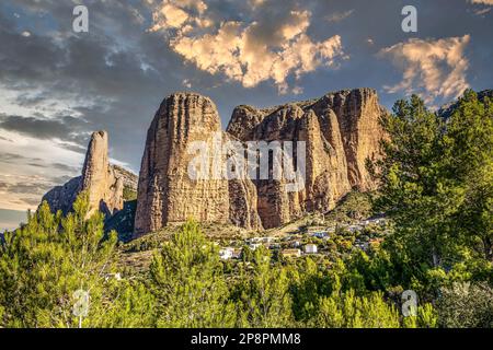 Panorama des rochers de Mallos de Riglos dans la province de Huesca, Aragon, Espagne en Europe Banque D'Images