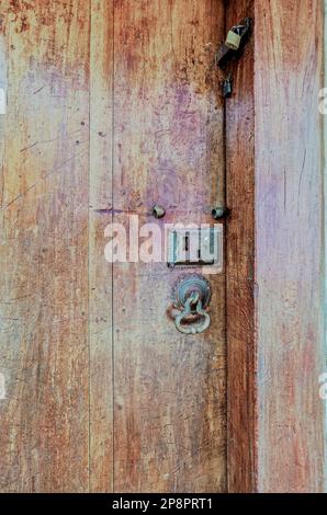 09 08 2009 porte en bois vintage avec ancienne serrure en métal à Malwathu Maha Viharaya Kandy Sri Lanka Asie. Banque D'Images