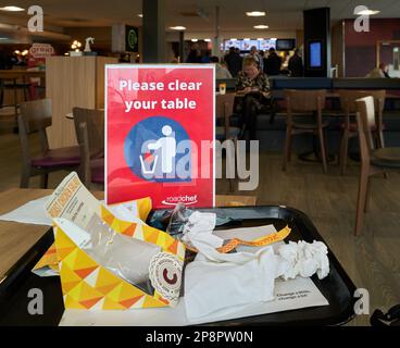 « Veuillez effacer votre table » sur une table au café MacDonald dans une aire de service sur la route A1, en Angleterre. Banque D'Images