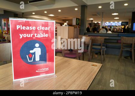 « Veuillez effacer votre table » sur une table au café MacDonald dans une aire de service sur la route A1, en Angleterre. Banque D'Images