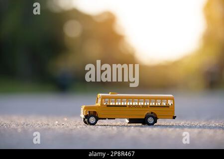 YUEHISY Jouet de Bus en Alliage de Simulation avec Lumière et Musique pour Enfants, Jouet de Bus Modèle à L'échelle 1:50 pour Collection, Cadeaux, Ornement (rouge
