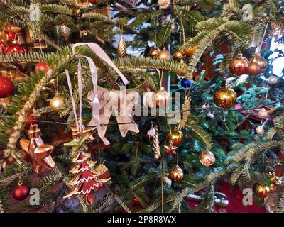 Sapin de Noël avec décorations en Roumanie Banque D'Images