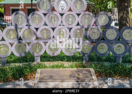 LA NOUVELLE-ORLÉANS, LA, États-Unis - 5 MARS 2023 : mémorial du sida intitulé « le mur du gardien » sur la place Ellis Marsalis, dans le quartier de Marigny Banque D'Images