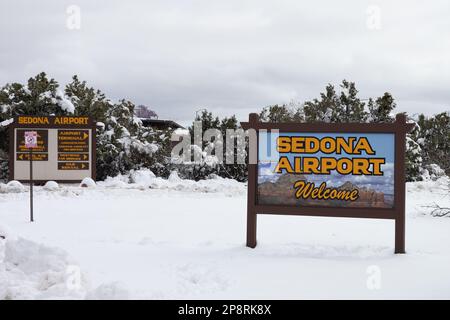 Panneau pour Sedona, l'aéroport d'Arizona, dans la neige profonde. Banque D'Images