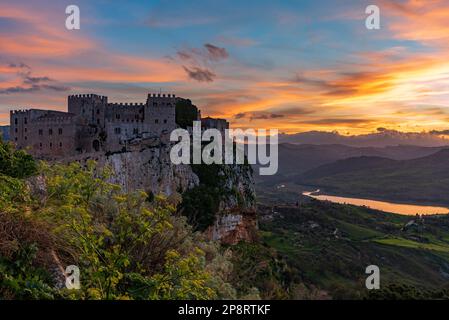 Vue panoramique du château de Caccamo au crépuscule, Sicile Banque D'Images