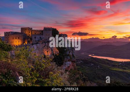 Vue panoramique du château de Caccamo au crépuscule, Sicile Banque D'Images