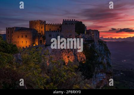 Vue panoramique du château de Caccamo au crépuscule, Sicile Banque D'Images