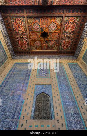 Murs carrelés, plafond peint, les quartiers des épouses de l'émir, Palais Tash Khauli, 1830, Ichon Qala, Khiva, Ouzbékistan Banque D'Images