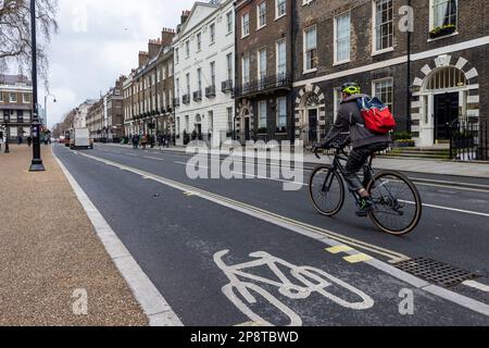 Londres, Royaume-Uni. 7th mars 2023. Un cycliste passe le long d'une piste cyclable. Selon le département de l’environnement de la City of London Corporation, les bicyclettes sont devenues pour la première fois en 2022 le moyen de transport le plus populaire sur les routes de la City de Londres, dépassant les voitures et les véhicules de location privés. Crédit : Mark Kerrison/Alamy Live News Banque D'Images