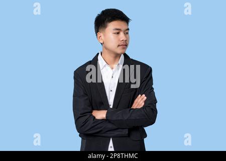 Portrait de jeune homme d'affaires asiatique élégant isolé sur fond bleu clair Banque D'Images