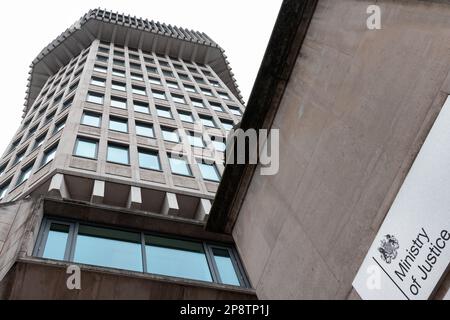 Londres, Royaume-Uni. 7th mars 2023. Une section de l'extérieur du Ministère de la Justice au 102 Petty France est vue de dessous. Le ministère de la Justice (MOJ) est un département gouvernemental dirigé par le secrétaire d'État à la Justice et Lord Chancellor. Le bâtiment Brutaliste, conçu par Fitzroy Robinson & Partners et Sir Basil Spence, date de 1976. Crédit : Mark Kerrison/Alamy Live News Banque D'Images