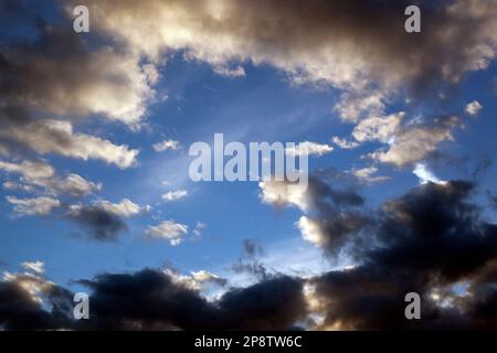 Paysage de nuages spectaculaire en fin d'après-midi Banque D'Images