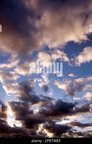 De beaux nuages contre le ciel bleu profond Banque D'Images