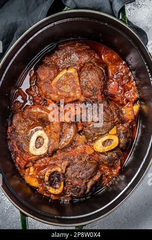 Osso buco coupe transversale de jarret de veau braisé avec tomates et épices, viande de boeuf Ossobuco. Arrière-plan blanc. Vue de dessus. Banque D'Images