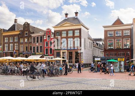 Bâtiments historiques sur la Grote Markt dans la ville néerlandaise de Groningen. Banque D'Images
