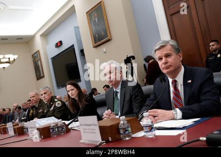 Washington, États-Unis. 09th mars 2023. (G-D) Lieutenant-général Scott Berrier, Directeur de l'Agence du renseignement de la Défense, Agence nationale de sécurité Directeur général Paul Nakasone, avril Haines, Directeur du renseignement national, Le directeur de la CIA, William Burns, et le directeur du FBI, Christopher Wray, ont témoigné devant un comité spécial de la Chambre des représentants sur les renseignements lors d'une audience sur les menaces mondiales à Capitol Hill, à Washington, sur 9 mars 2023. Photo par Yuri Gripas/ABACAPRESS.COM crédit: Abaca Press/Alay Live News Banque D'Images