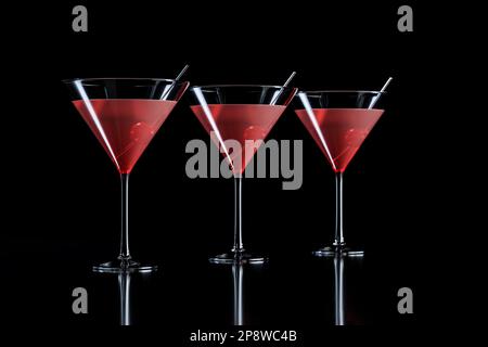 Cocktails cosmopolites avec cerise en verre martini Banque D'Images