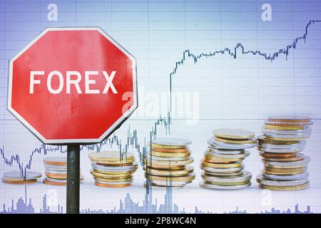 Signe Forex sur fond graphique et pièces. Banque D'Images