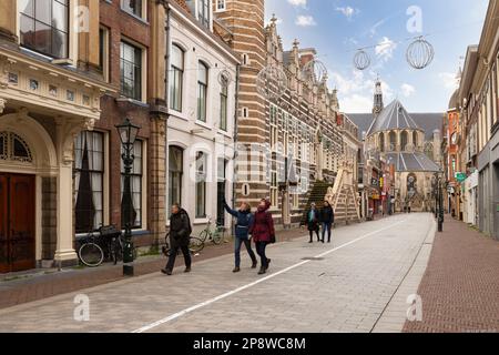 Rue commerçante dans le centre d'Alkmaar avec la Grande St. Laurens Church en arrière-plan. Banque D'Images