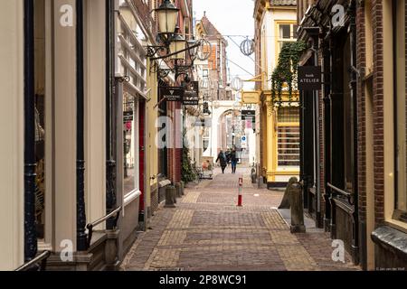 Rue étroite confortable avec de belles boutiques et restaurants dans le centre d'Alkmaar. Banque D'Images